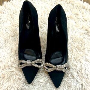 Beautiful black with silver bow pump/heels!!